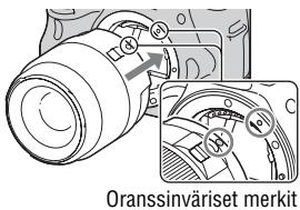 SONY A37, ALPHA SLT-A37 - Kiinnitä objektiivi kohdistamalla objektiivissa ja kamerassa olevat oranssinväriset merkit (kiinnitysmerkit). - 1