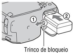 SONY A37, ALPHA SLT-A37 - Como inserir o pack de baterias/cartão de memória (vendido separadamente) - 2