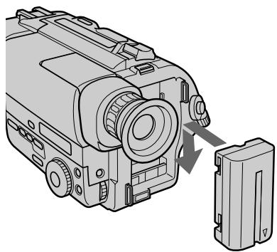 SONY CCD-TR511E - Установка батарейного блока - 2
