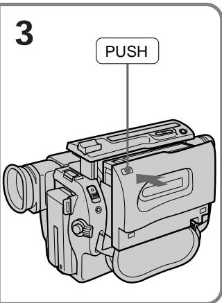SONY CCD-TR87 - To remove the battery pack - 4