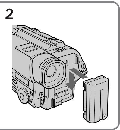 SONY CCD-TR87 - Installing the battery pack - 2