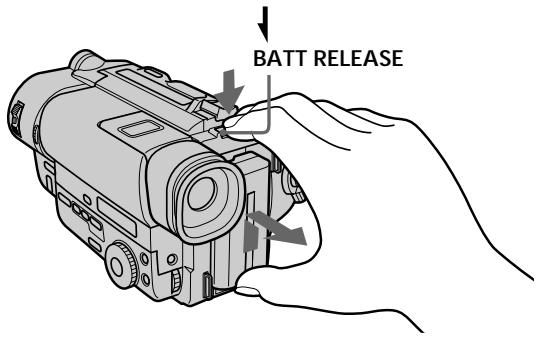 SONY CCD-TR940 - To remove the battery pack - 1