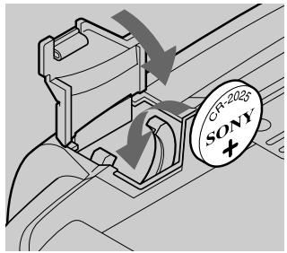 SONY CCD-TR940 - Changing the lithium battery - 4