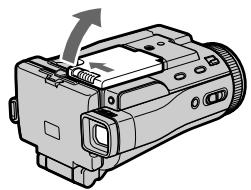 SONY DCR-IP210E - Установка батарейного блока - 1