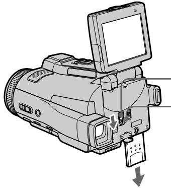 SONY DCR-IP220E - Извileченье "Memory Stick" - 1