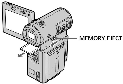 SONY DCR-IP5E - Извileченье "Memory Stick" - 1