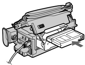 SONY DCR-TRV24E - (npinaraetc) YctaHOBKa KaCCeTbI (cTp. 33) - 3