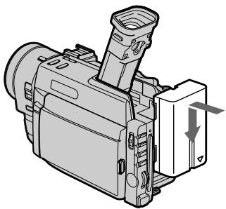 SONY DCR-TRV890E - Установка батарейного блока - 2