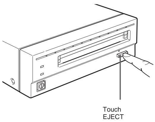 SONY RMO-S591 - Ejection d'une cartouche disque - 1