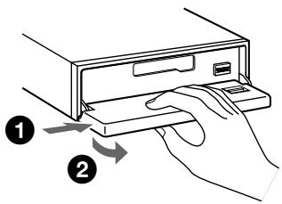 SONY XR-L500 - Druk op (OPEN), schuif het frontpaneel maar rechts en trek voorzichtig aan de linkerkant van het frontpaneel. - 1