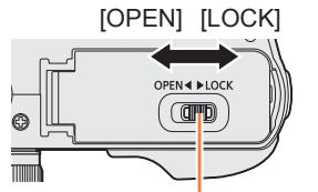 PANASONIC TZ70 - Glissez le levier de libération sur la position [OPEN] et ouvrez le couvercle du logement à carte/batterie - 1