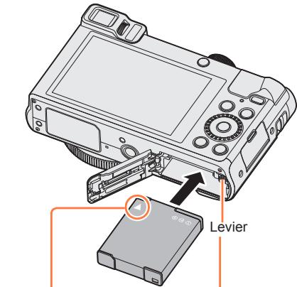 PANASONIC TZ70 - Fermez le couvercle du logement à carte/batterie, puis glissez le levier de libération sur la position [LOCK] - 1