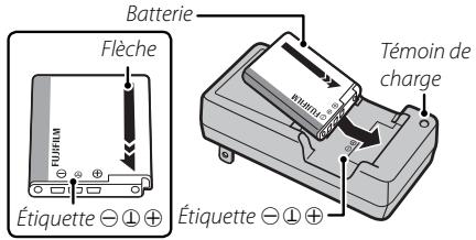 FUJIFILM XF1 - Insérez la batterie dans le chargeur de batterie fourni. - 1