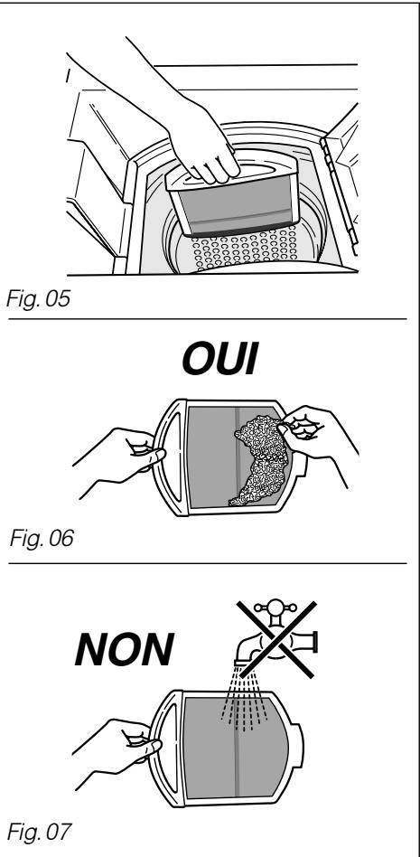 BRANDT ETE 6716 F,  ETE 6736 F - Conseil : Utilisez un morceau de peluches mis en boule pour frotter et mieux décoller les fibres du filtre. - 1