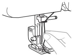 BROTHER X14 - Mettez le fil derriere le guide au-dessus de l'aiguille. - 2