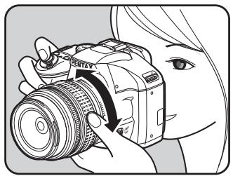 PENTAX K-M - Tournez la bague du zoom vers la droite ou vers la gauche. - 1