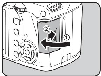 PENTAX K-M - Fermez la trappe de protection du logement de la carte (1), puis faites-la glisser dans le sens de la flèche (2). - 1