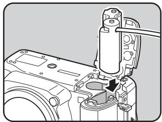PENTAX K-M - Introduisez le coupleur secteur dans le logement des piles. - 1