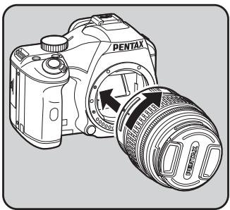 PENTAX K-M - Alignez le repere de la monture de l'objectif (point rouge) sur le boitier et l'objectif puis tournez l'objectif dans le sens horaire jusqu'à ce qu'il s'enclenché en position. - 1