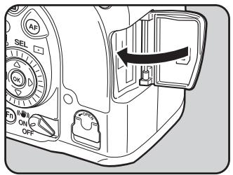 PENTAX K20D - Introduisez la carte à fond, l'étiquette de la carte mémoire SD étant dirigée vers l'écran. - 2