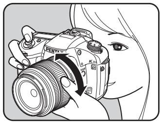 PENTAX K20D - Tournez la bague du zoom vers la droite ou vers la gauche. - 1