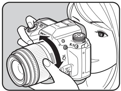 PENTAX K5 - Tournez la bague de zoom vers la droite ou la gauche. - 1