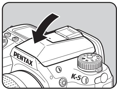 PENTAX K5 - Appuyez sur la partie indiquée sur l'illustration pour rétracter le flash incorporé. - 1