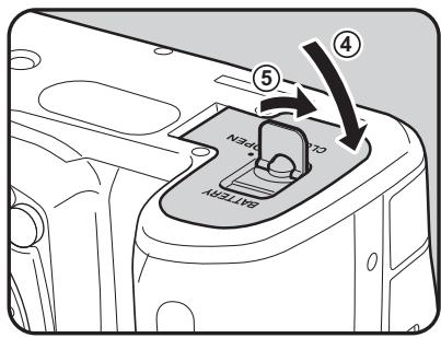 PENTAX K5 - Fermez le logement de la batterie (④) et tournez le bouton de déverrouillage vers CLOSE (⑤) pour verrouiller. - 1