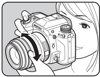 PENTAX K5 - Regardez dans le viseur, pressez le déclencheur à mi-course puis tournez la bague de mise au point. - 1