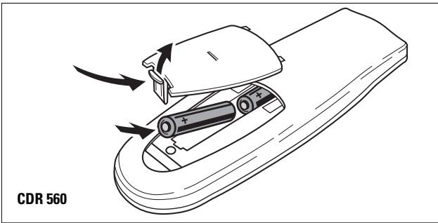 PHILIPS CDR560 - Mise en place des piles dans la télécommande - 1