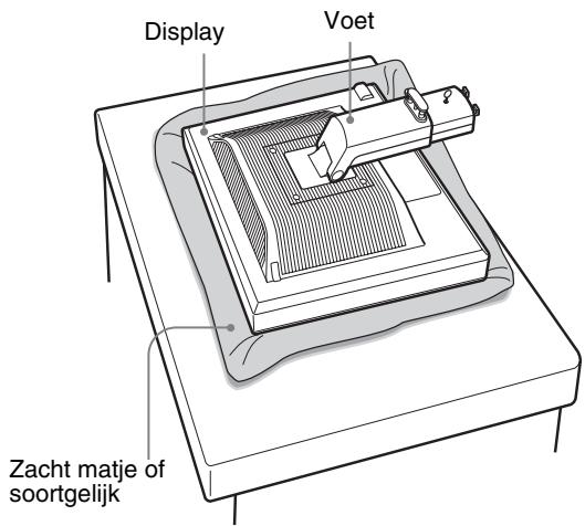 SONY SDM-S95AR - Haal het scherm uit de doos en leg het scherm met de zijkantangs de rand van het bureau. - 1