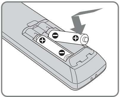SONY RHT-S10 - Inserción de las pilas en el mando a distancia - 3