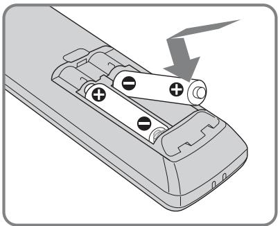 SONY RHT-S10 - Insertion des piles dans la télécommande - 3