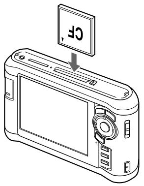 EPSON P-3000 - Insertion d'une carte mémoire CF dans l'emplacement pour carte CF - 1