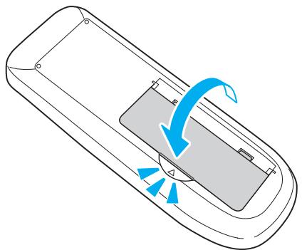EPSON EB-825 - Replacez le couvercle du compartmente à piles. - 1