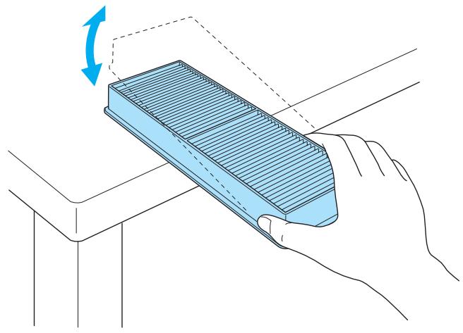 EPSON EB-D6250 - Orientez l'avant (le côté avec les languettes) du filtre à air vers le bas puis tapotez-le quatre ou cinq fois afin d'en détacher la poussière. - 1