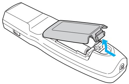 EPSON EB-Z8000WU - Retirez le couvercle du compartment à piles. - 1