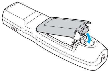 EPSON EB-Z8150NL - Replacez le couvercle du compartmente à piles. - 1