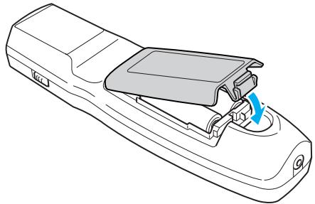 EPSON EB-Z8455WU - Replacez le couvercle du compartiment à piles. - 1
