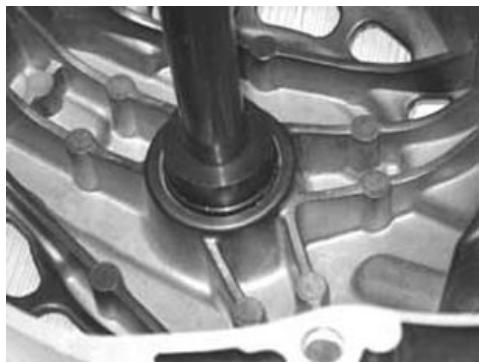 PIAGGIO XEVO - Refitting the driven pulley shaft bearing - 2