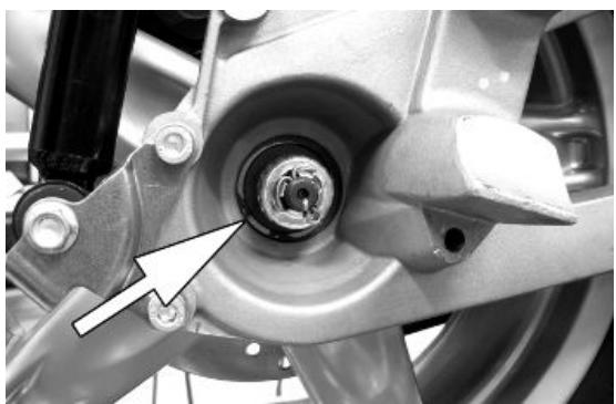PIAGGIO XEVO - Removing the rear wheel - 2