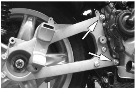 PIAGGIO XEVO - Removing the rear wheel - 3