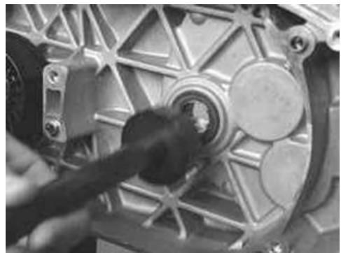 PIAGGIO XEVO - Refitting the driven pulley shaft bearing - 6