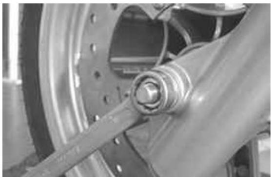 PIAGGIO XEVO - Refitting the front wheel - 1