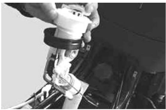 PIAGGIO XEVO - Pump bracket installation - 1
