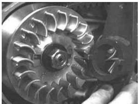 PIAGGIO XEVO - Installing the fixed driving half-pulley - 5