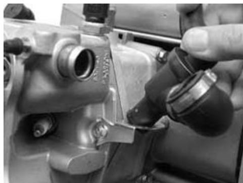 PIAGGIO XEVO - Removing the cylinder head - 1