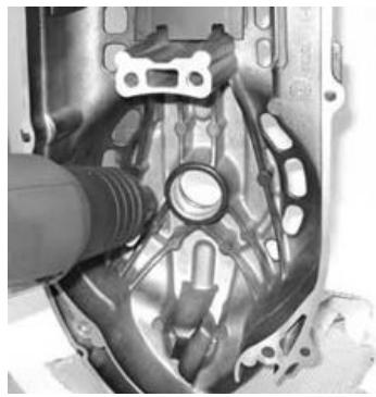 PIAGGIO XEVO - Refitting the driven pulley shaft bearing - 1