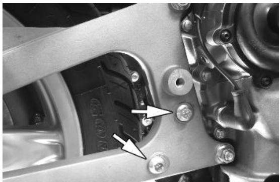 PIAGGIO XEVO - Removing the rear wheel - 4