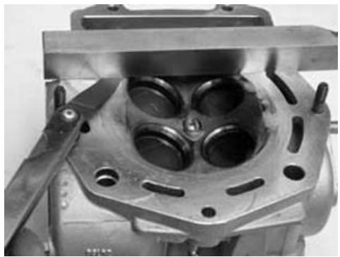 PIAGGIO XEVO - Inspecting the valve sealings - 1